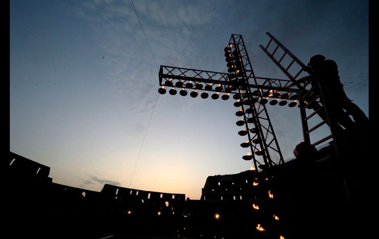 Luego de dos años aplazada por la pandemia de COVID, vuelve la tradicional celebración del Vía Crucis a Roma. EFE/C. Peri