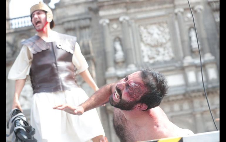 Luego de casi dos horas de representación, Jesús fue crucificado a los pies de la Catedral Metropolitana. SUN/E. Álvarez