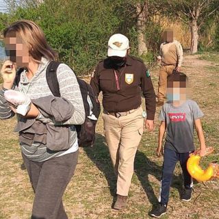 INM: Rescatan a una mujer cubana y a su hijo en el Río Bravo