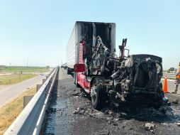 Los bloqueos que mantenían decenas de choferes en el puente de Reynosa-Pharr concluyeron luego que cuatro unidades fueron quemadas. SUN