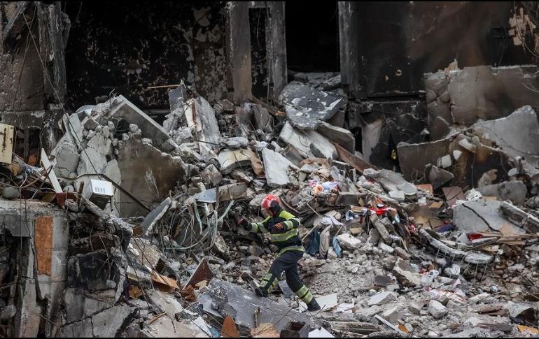 Civiles luchan en equipo por rescatar lo poco que queda de los edificios destruidos por las bombas. EFE/M. Gutiérrez