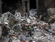 Civiles luchan en equipo por rescatar lo poco que queda de los edificios destruidos por las bombas. EFE/M. Gutiérrez