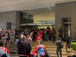 La afición del Guadalajara tiró el cerco de seguridad para intentar reclamar y agredir a los jugadores del equipo tapatío. ESPECIAL
