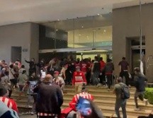 La afición del Guadalajara tiró el cerco de seguridad para intentar reclamar y agredir a los jugadores del equipo tapatío. ESPECIAL