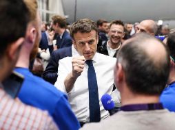 Emmanuel Macron charla con trabajadores como parte de su campaña de reelección. AFP/T. Coex