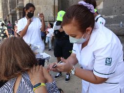 Los puestos de vacunación afuera dela catedral y del palacio Municipal permanecerán hasta el 30 de abril. EL INFORMADOR/A. Camacho