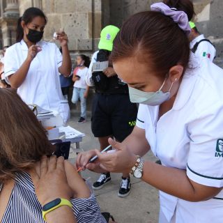 COVID-19: Jennifer recibe su primera dosis de vacuna