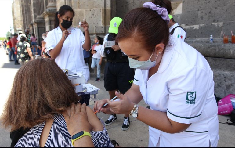 Los puestos de vacunación afuera dela catedral y del palacio Municipal permanecerán hasta el 30 de abril. EL INFORMADOR/A. Camacho