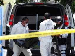 Peritos del IJCF realizan las diligencias correspondientes y trasladaron los cuerpos de las víctimas para realizarles la autopsia de ley. EFE / ARCHIVO