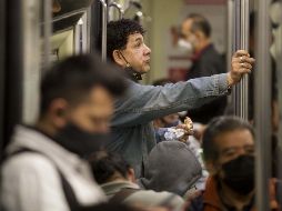 Un usuario del Metro dio muestra de honestidad, al encontrar un fajo de billetes en una de las escaleras de La Viga de la Línea 8 y entregarla al inspector jefe de estación en turno. SUN / ARCHIVO