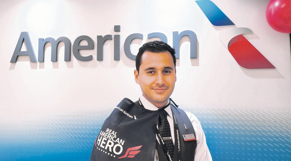 Luis Alonso Ramírez López recibió por parte de su aerolínea el reconocimiento Real American Hero. ESPECIAL