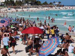 Visitantes nacionales son los principales paseantes a las playas de Quintana Roo en vacaciones de Semana Santa y Pascua. EFE/A. Cupul