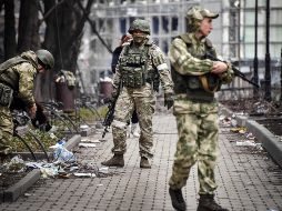 Soldados rusos patrullan el centro del puerto de Mariúpol en espera del ataque final. AFP/A. Nemenov