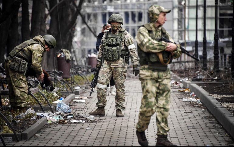 Soldados rusos patrullan el centro del puerto de Mariúpol en espera del ataque final. AFP/A. Nemenov