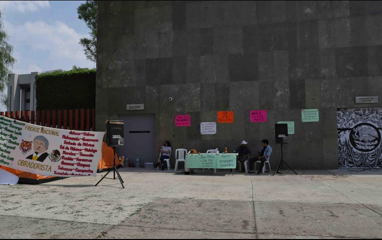 Ciudadanos a favor de la reforma propuesta por AMLO se manifiestan a las afueras de la Cámara de Diputados. SUN/F. Rojas