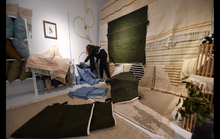 Viejos gorros de lana o calcetines sirven como materias primas para un bello tapiz negro, beige y con tonos dorados. AFP/F. Belaid