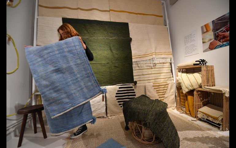 Viejos gorros de lana o calcetines sirven como materias primas para un bello tapiz negro, beige y con tonos dorados. AFP/F. Belaid