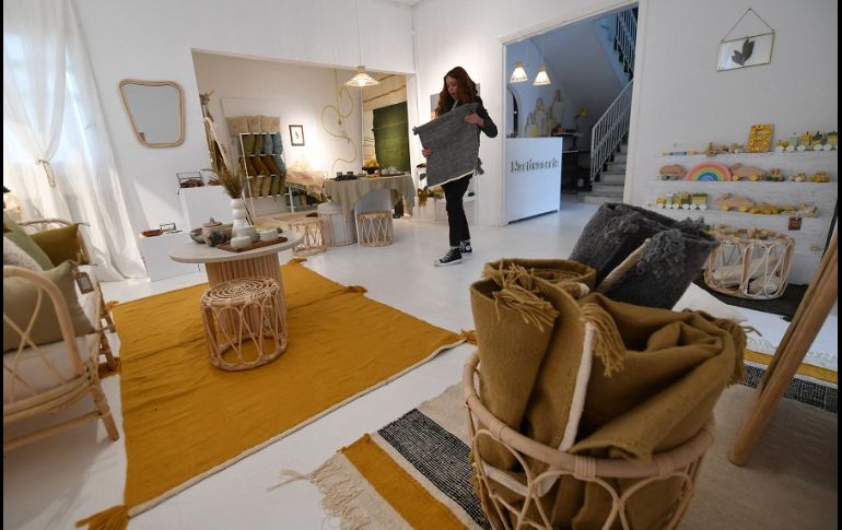 Viejos gorros de lana o calcetines sirven como materias primas para un bello tapiz negro, beige y con tonos dorados. AFP/F. Belaid