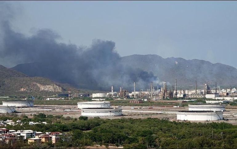 En el puerto de Salina Cruz, además de la refinería, Pemex tiene otras instalaciones de alto riesgo. EFE/J. Cortez