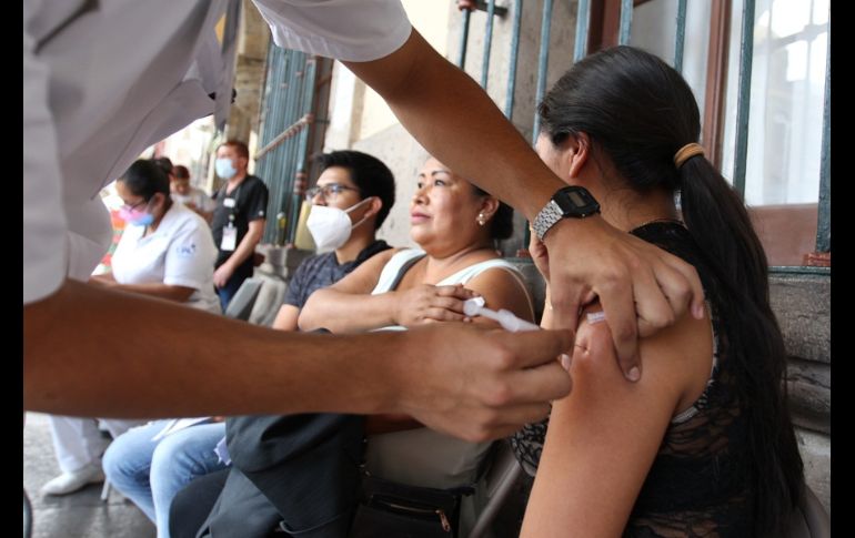 Celebran que la aplicación de vacunas anticovid se haya vuelto más accesible y sin tanto papeleo. EL INFORMADOR/A. Camacho