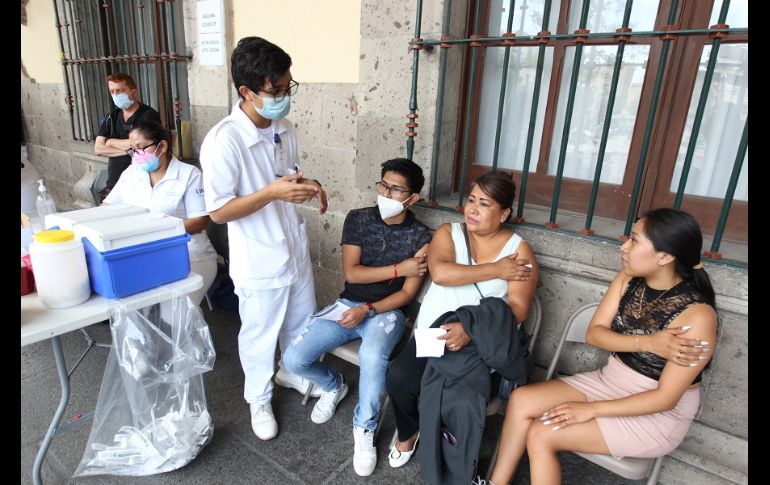 Celebran que la aplicación de vacunas anticovid se haya vuelto más accesible y sin tanto papeleo. EL INFORMADOR/A. Camacho