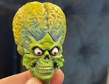 Guillermo del Toro causó furor con la pequeña figura del marciano que elaboró este domingo. TWITTER/@RealGDT