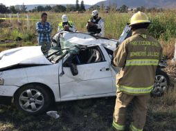 Un vehículo compacto Volkswaguen blanco, con placas del Estado de México volcó y salió de la cinta asfáltica, terminando sobre la lateral de la autopista. CORTESÍA / UEPCBJ