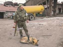 A la espera. Un soldado ucraniano en Mariúpol cuida una fábrica de los ataques rusos. AP