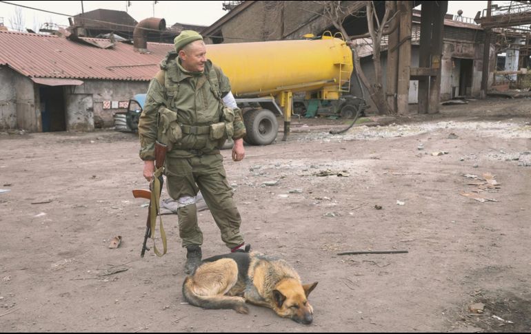 A la espera. Un soldado ucraniano en Mariúpol cuida una fábrica de los ataques rusos. AP