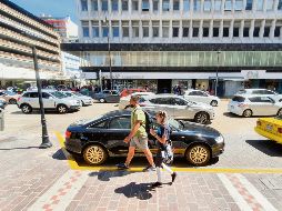 INCUMPLEN. Seis de cada diez folios fueron a vehículos estacionados en doble fila o lugares prohibidos. EL INFORMADOR/ A. CAMACHO