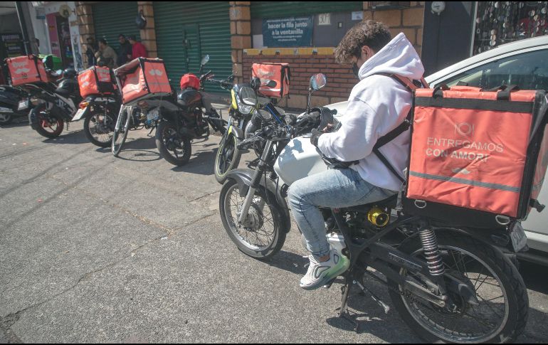 En aumento. En México hay una gran cantidad de personas que se dedican completamente a trabajar en las plataformas de entregas a domicilio. EFE