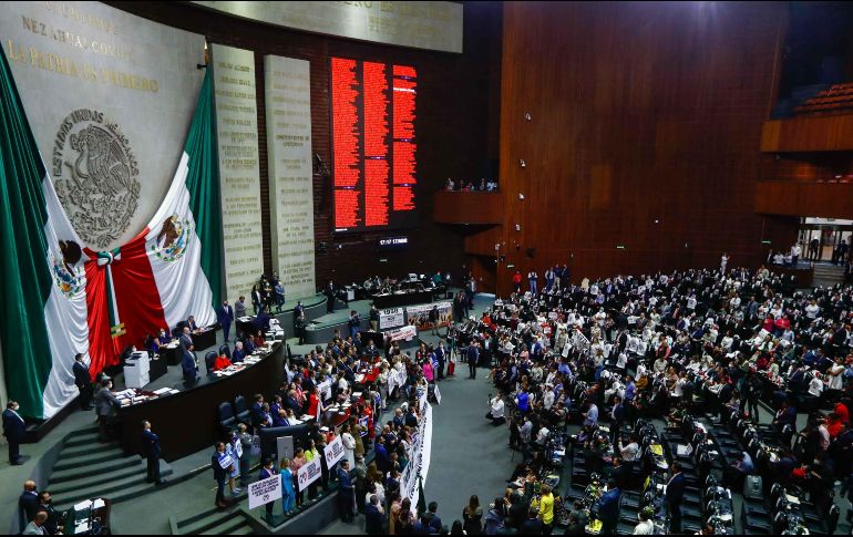 AMLO hizo este anuncio después de que la Cámara de Diputados de México no consiguió los votos necesarios para aprobar su reforma eléctrica. SUN / ARCHIVO