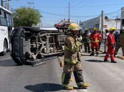 Choque entre Macrobús y camioneta deja dos heridos