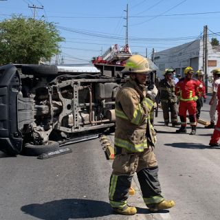 Seguridad en Jalisco: Choque entre Macrobús y camioneta deja dos heridos