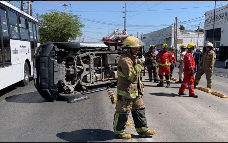 Las dos personas lesionadas viajaban en el Macrobús, mientras que no hubo heridos entre los tripulantes de la camioneta. ESPECIAL / PC Jalisco