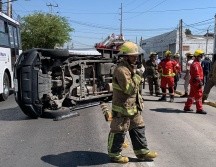 Choque entre Macrobús y camioneta deja dos heridos