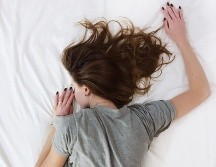 Dormir pocas horas puede llevar al aumento de grasa abdominal. ESPECIAL/Photo by Vladislav Muslakov on Unsplash.