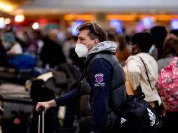 Los CDC continúan recomendando el uso del cubrebocas en lugares cerrados y trasporte público. EFE/ E. Laurent