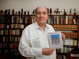 José María Murià. El académico posa con su libro más reciente, “Jalisco por dentro y por fuera. Límites y divisiones territoriales”. EL INFORMADOR/G. Gallo