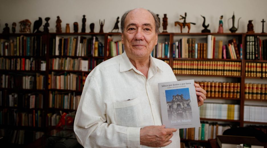 José María Murià. El académico posa con su libro más reciente, “Jalisco por dentro y por fuera. Límites y divisiones territoriales”. EL INFORMADOR/G. Gallo