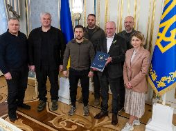 El presidente Volodimir Zelenski al lado de Matti Maasikas, jefe de la delegación de la UE, después de signar los documentos de aspirante a miembro de la organización. AP/Oficina de Prensa de la Presidencia de Ucrania