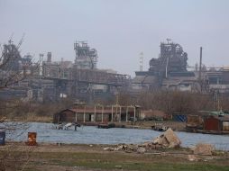 Una vista de la planta Azovstal en el medio de una destruida Mariúpol. GETTY IMAGES /