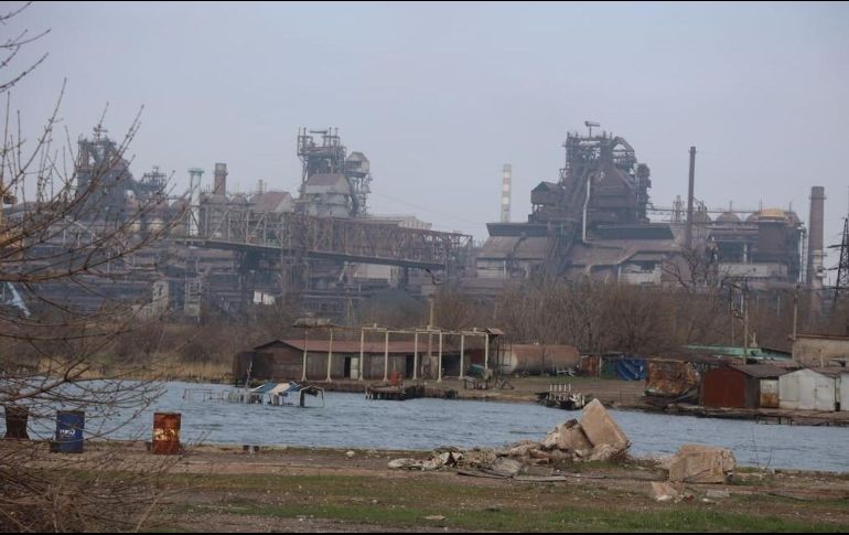 Una vista de la planta Azovstal en el medio de una destruida Mariúpol. GETTY IMAGES /