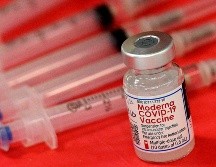 Las vacunas contra el COVID-19 todavía ofrecen fuerte protección contra enfermedad severa, hospitalización y muerte, incluso contra ómicron, pero trabajan en vacunas que mejoren la inmunidad. AP / R. West