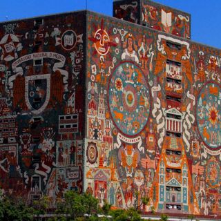 López Obrador, en desacuerdo con el lema de la UNAM