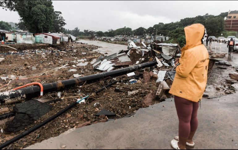 Una mujer ve el desastre provocado por las lluvias. AFP/R. Jantilal