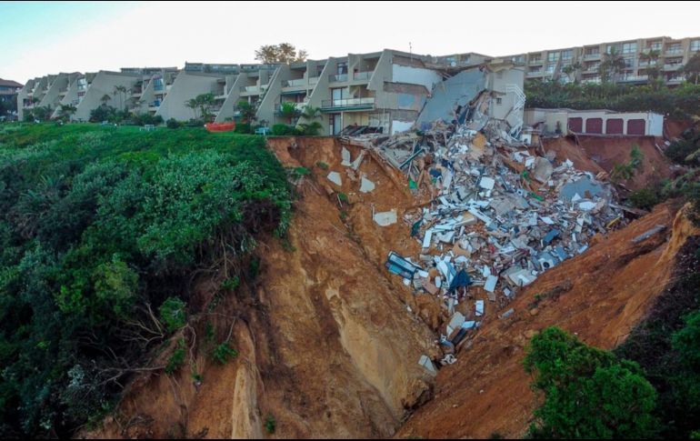Vista general de la destrucción en la playa de Umdloti en el norte de Durban. AP/S. Mohamed