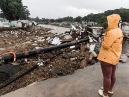 Una mujer ve el desastre provocado por las lluvias. AFP/R. Jantilal