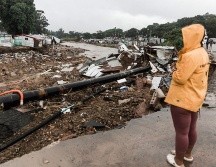 Una mujer ve el desastre provocado por las lluvias. AFP/R. Jantilal