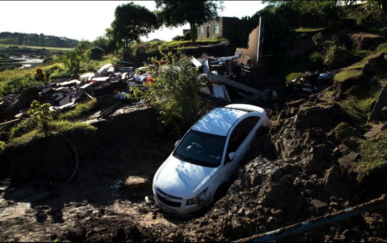 Casas y carros fueron engullidos por el lodo. AP/STR
